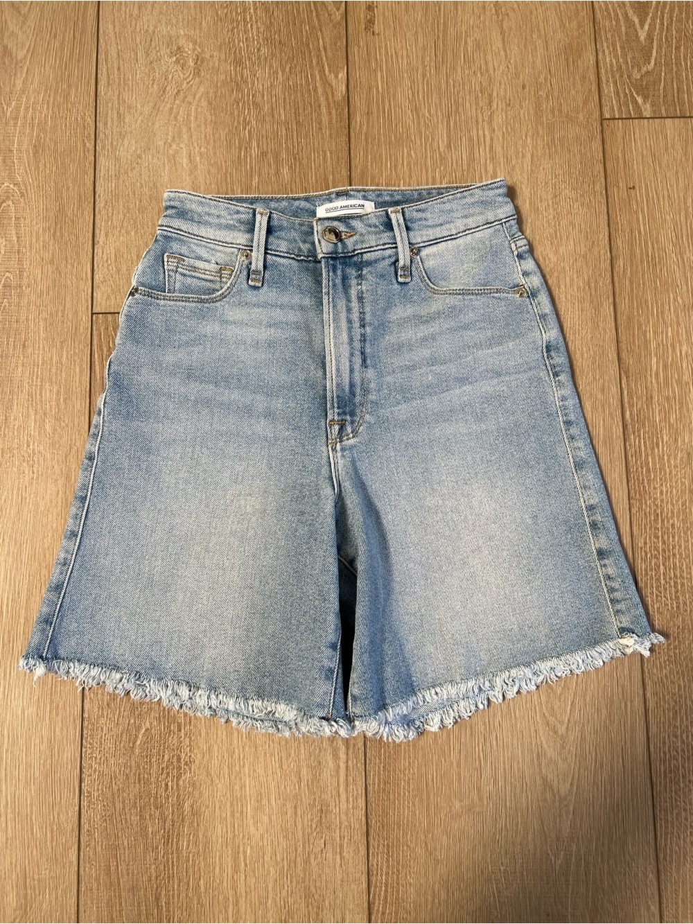 Good American Aline Bermuda Women’s Light Wash Denim Shorts size 24 - Picture 2 of 5